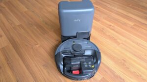 Test de l'aspirateur robot Eufy E20. © Labo Maison