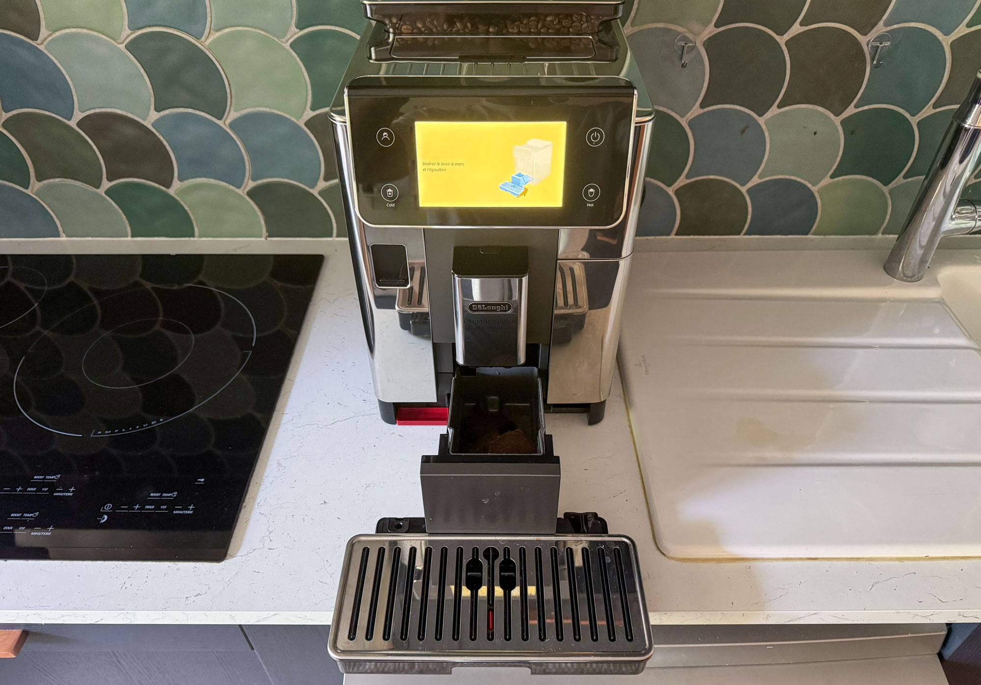 Bac à marc de la Delonghi Primadonna Aromatic rempli de galettes de café usagé