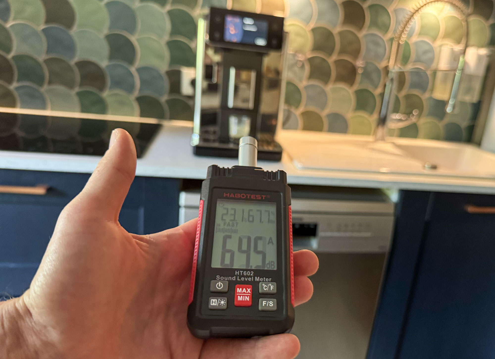 Mesure du bruit de la Delonghi Primadonna Aromatic à 64,5 dBA lors du broyage