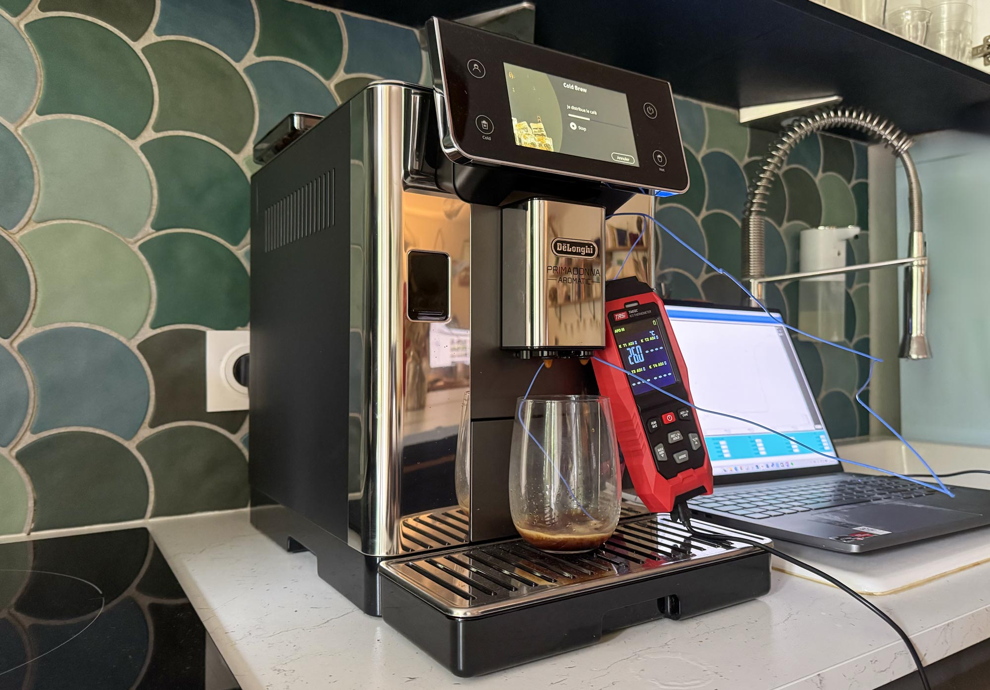 Mesure de la température du cold brew réalisé par la Delonghi Primadonna Aromatic