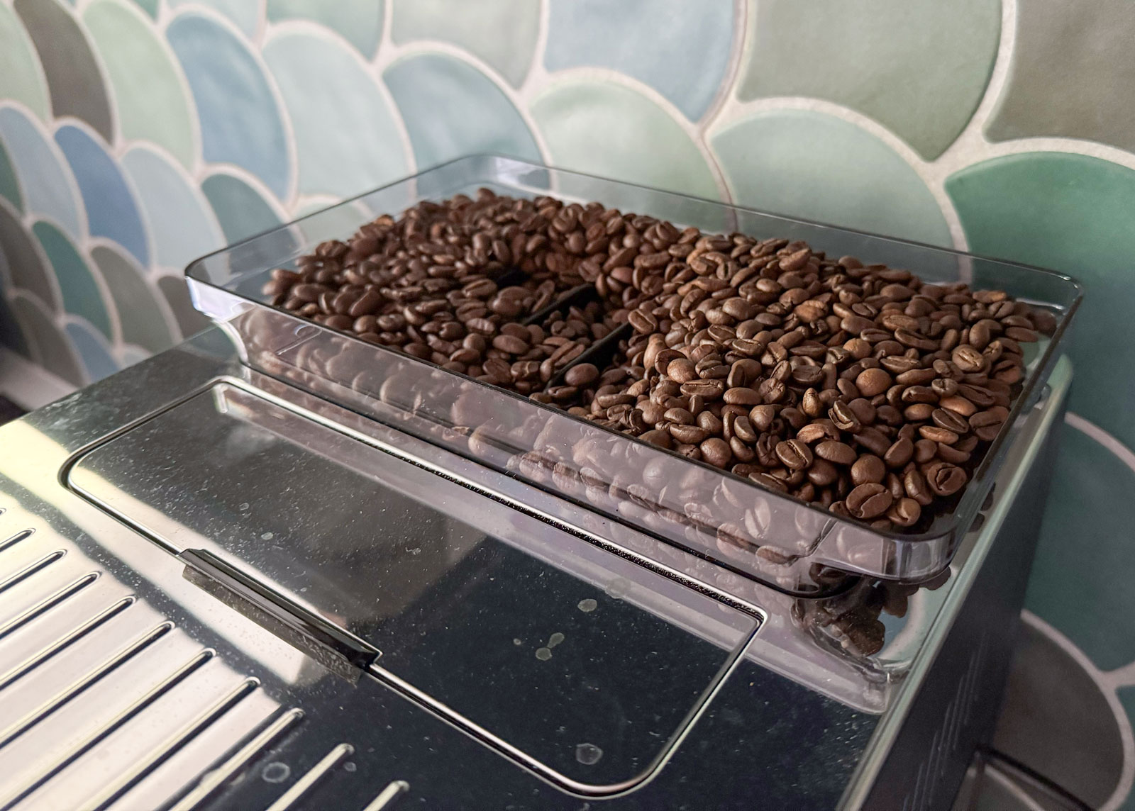 Réservoir à grains de la Delonghi Primadonna Aromatic rempli de café