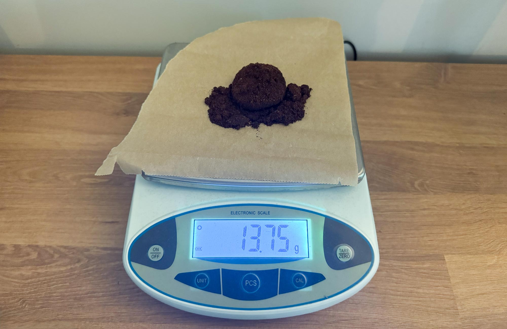 Mesure de la dose maximale de 13,77 g de café pour un expresso sur la Delonghi Primadonna Aromatic