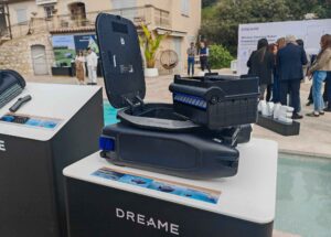 Le Dreame J1 est un robot solaire autonome qui nettoie la surface de l’eau 24/7, sans câble ni effort. (c) Labo Maison