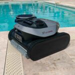 Le Dreame Z1 Pro combine ultrasons et lumière 3D structurée pour une détection précise des bords du bassin. (c) Labo Maison