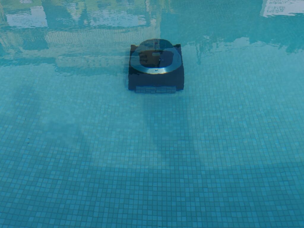 Le Dreame Z1 Pro au fond de la piscine (c) Labo Maison