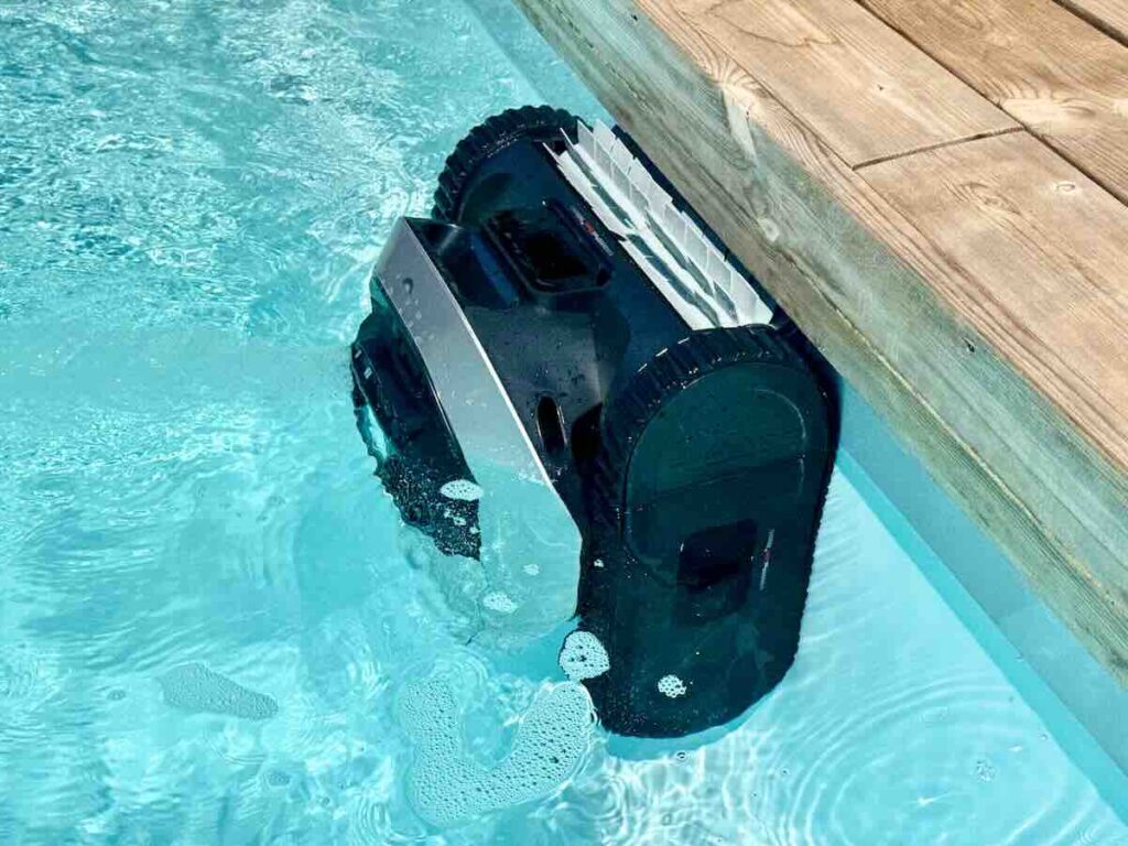 Le robot piscine s'attaque au bord avec précision (c) Labo Maison