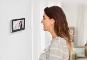 Le judas EZVIZ HP2 fonctionne en Wi-Fi 2,4 GHz pour visualisation à distance et notifications en temps réel.