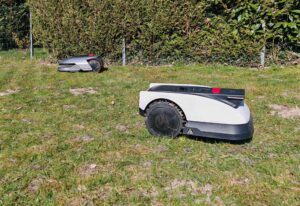 Ces robots tondeuses ont été testés sur différents terrains pour établir notre sélection 2025. © Labo Maison