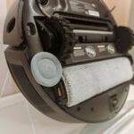 Le Z50 Ultra utilise un système de patins rotatifs pour laver efficacement tous les types de sols. © Labo Maison