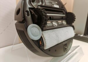 Le Z50 Ultra utilise un système de patins rotatifs pour laver efficacement tous les types de sols. © Labo Maison