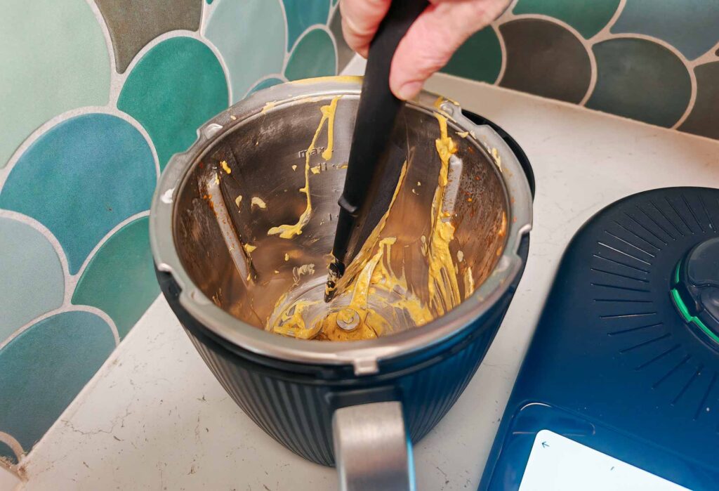 La spatule, plus longue et avec du silicone élargi, racle mieux le fond du bol et les parois. © Labo Maison