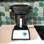 Un robot compact et moderne qui s’intègre discrètement dans toutes les cuisines. (c) Labo Maison