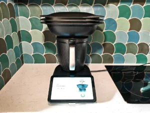 Un robot compact et moderne qui s’intègre discrètement dans toutes les cuisines. (c) Labo Maison