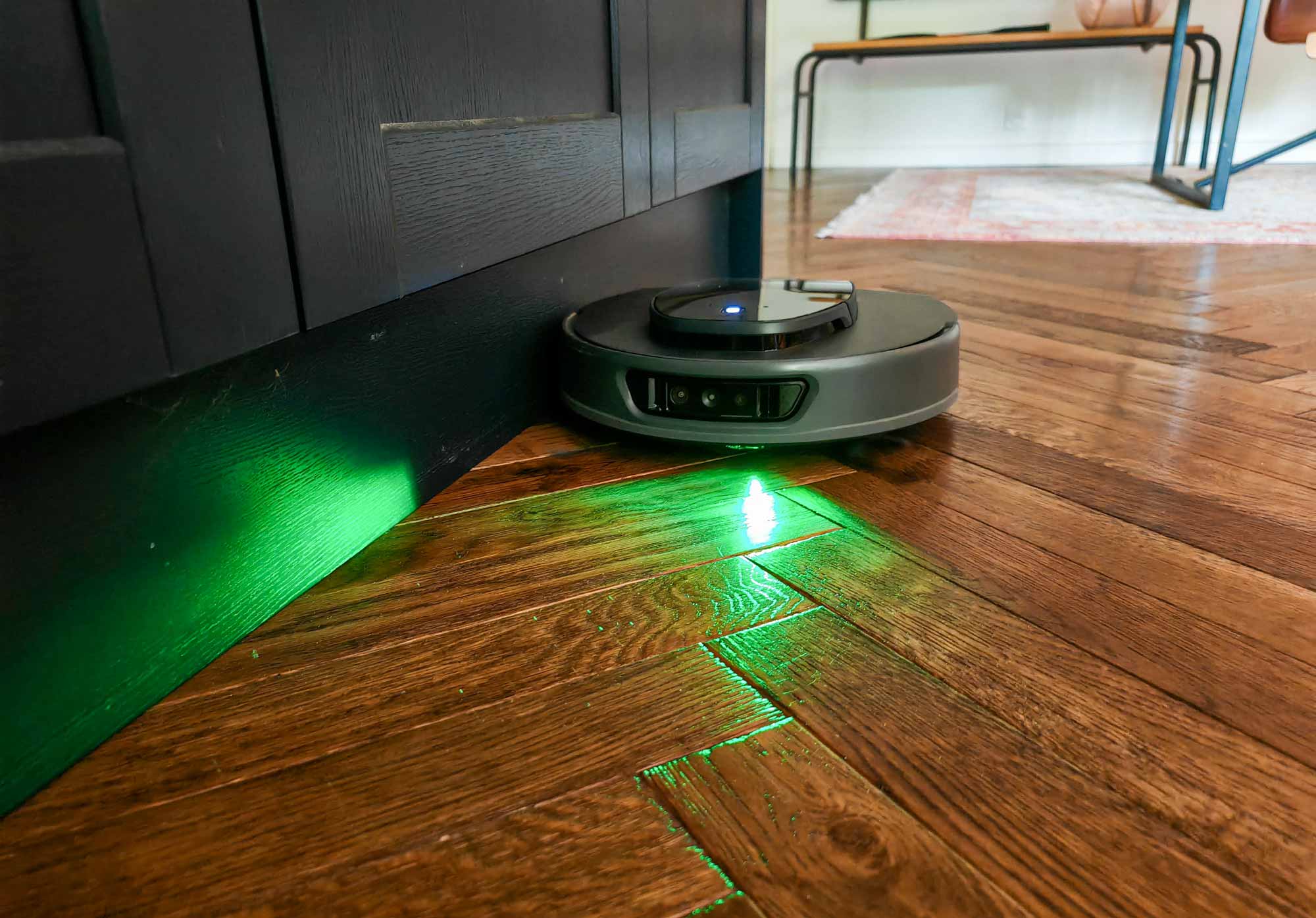 Le 3i S10 Ultra projette une lumière verte pour détecter la saleté.