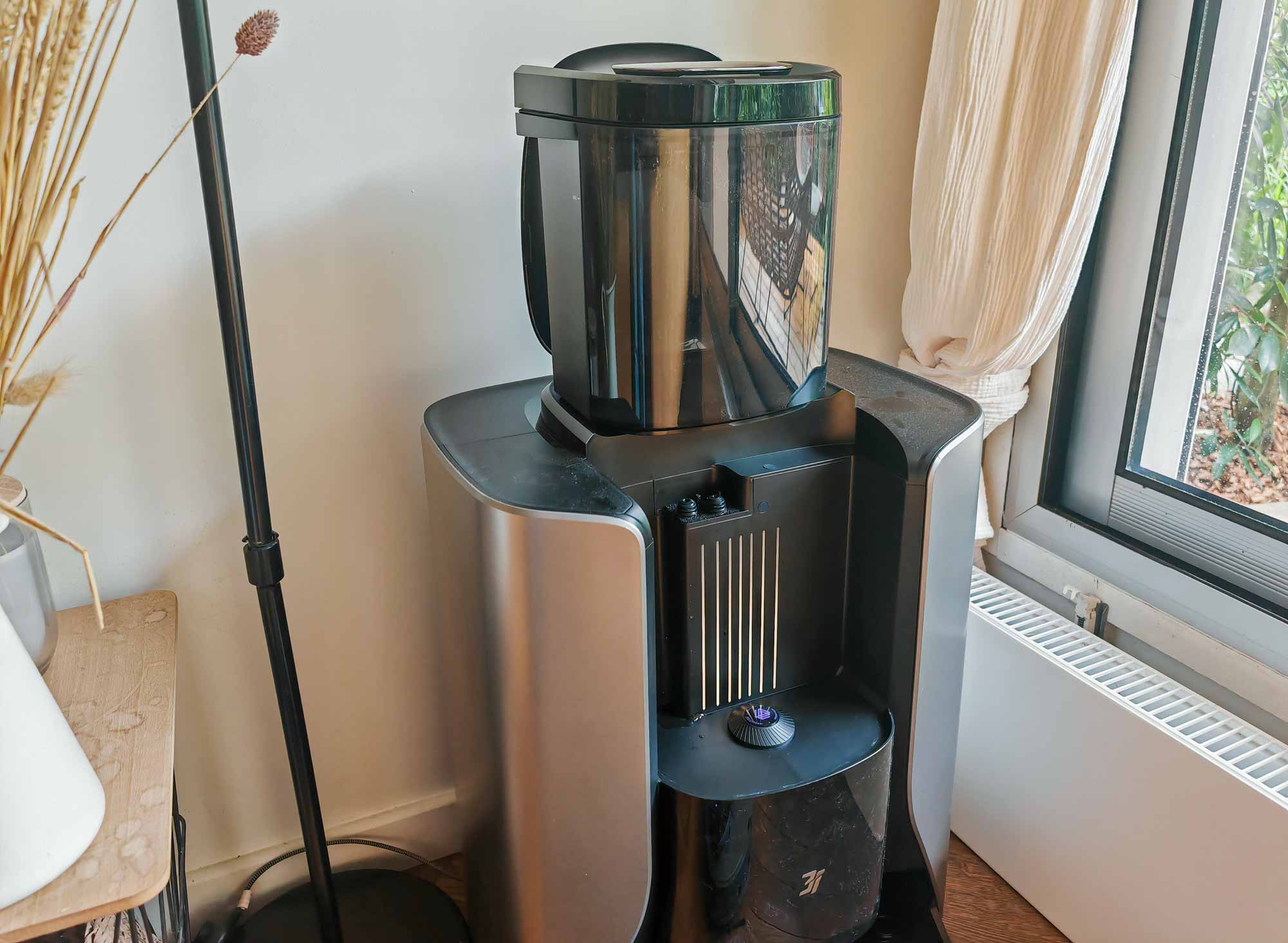 Réservoir d’eau propre posé sur la station du 3i S10 Ultra.