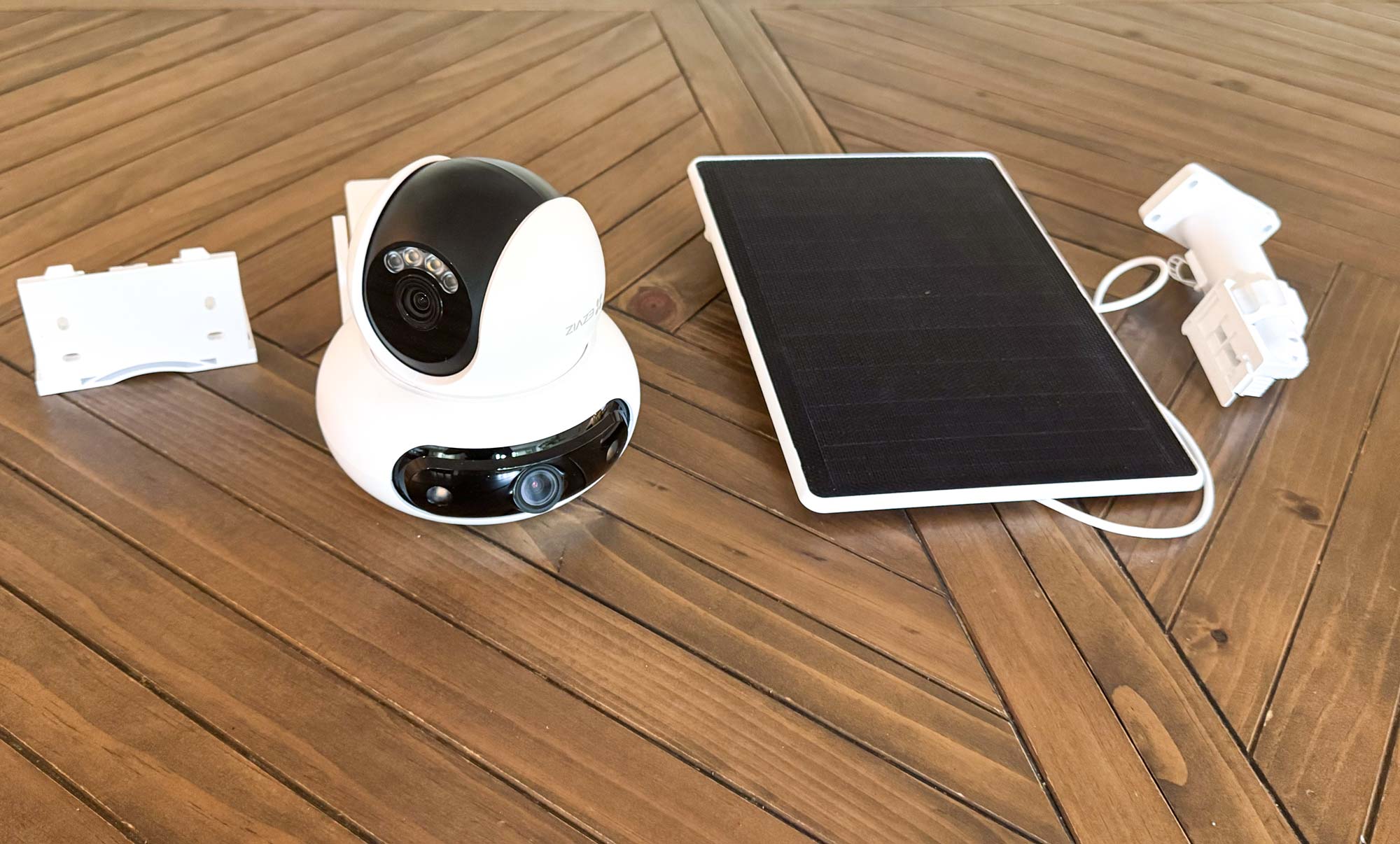 Accessoires livrés avec la caméra Ezviz HB90 et son panneau solaire