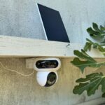 Caméra Ezviz HB90 installée avec son panneau solaire 8 W