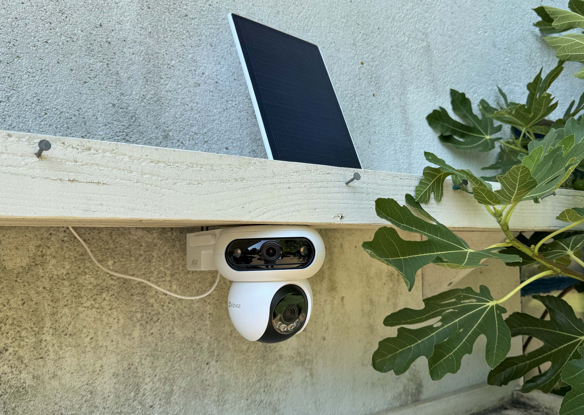 Caméra Ezviz HB90 installée avec son panneau solaire 8 W