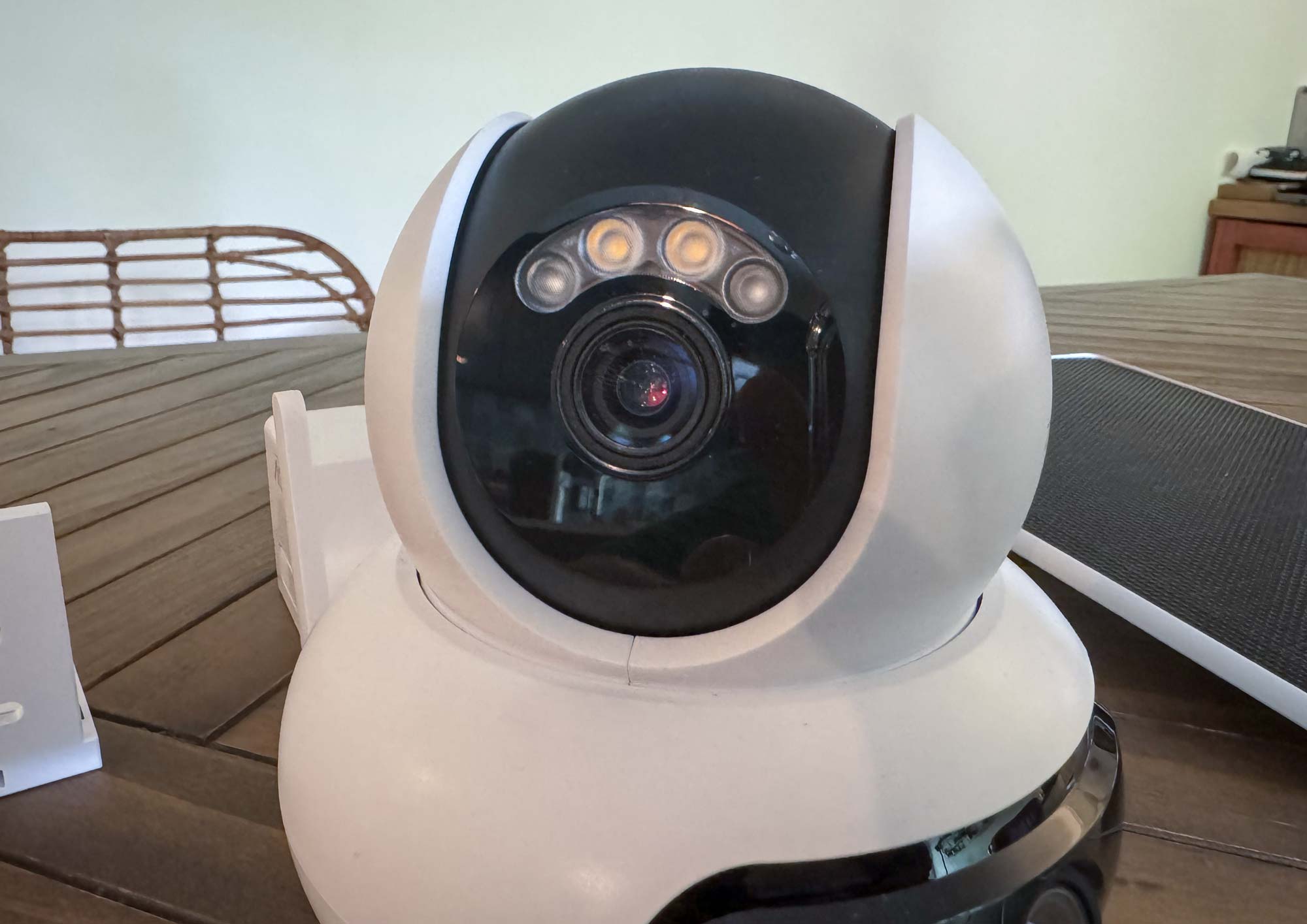 Capteur motorisé 360° et projecteurs LED de la caméra Ezviz HB90