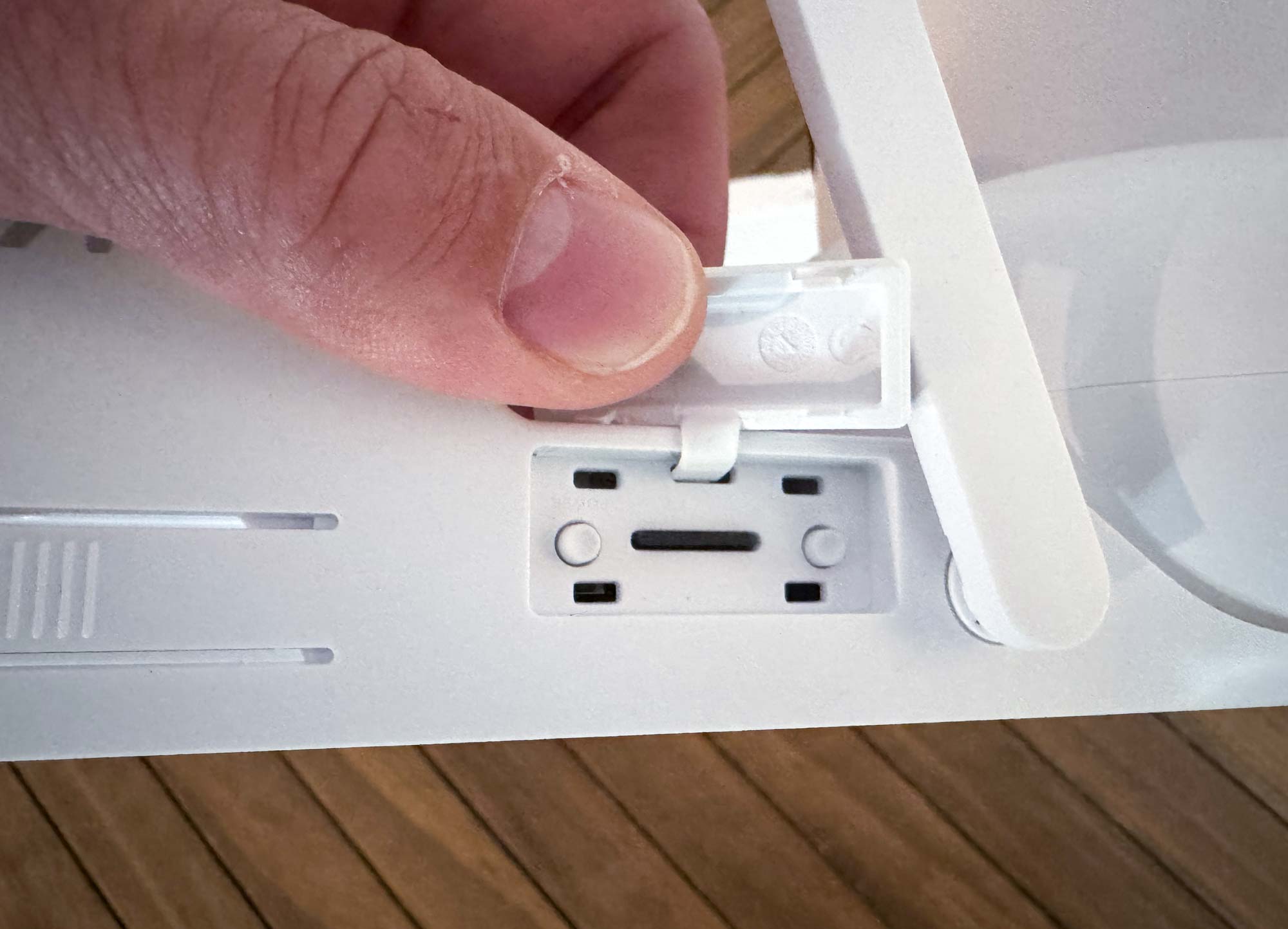 Port microSD et connectique protégés de la caméra Ezviz HB90