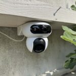 Caméra Ezviz HB90 installée en extérieur dans un jardin