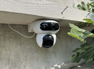 Caméra Ezviz HB90 installée en extérieur dans un jardin