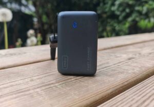 Derrière son format de poche, cette batterie externe cache des atouts bien pensés. Elle embarque un afficheur numérique précis, une dragonne qui fait aussi office de câble USB-C, et jusqu’à trois ports pour recharger plusieurs appareils en simultané. Compatible avec la majorité des smartphones Android et iOS, elle délivre une puissance de 45 W en USB-C Power Delivery. De quoi assurer une recharge rapide, même en déplacement. Seule limite : elle ne convient pas aux ordinateurs portables, faute de tension suffisante. Mais à ce tarif, c’est une référence quasi incontournable pour un usage mobile au quotidien.