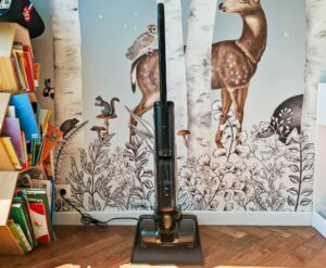 Motorisation puissante, écran couleur et base autonettoyante pour un usage haut de gamme. © Labo Maison