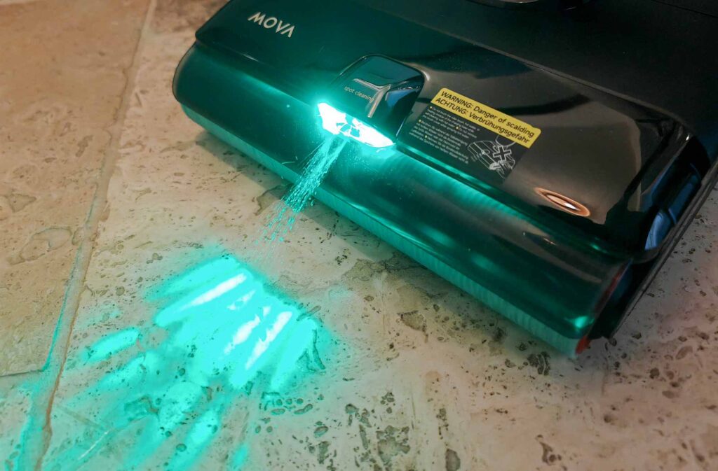 Des LED vertes éclairent le sol pour mieux repérer la poussière. © Labo Maison