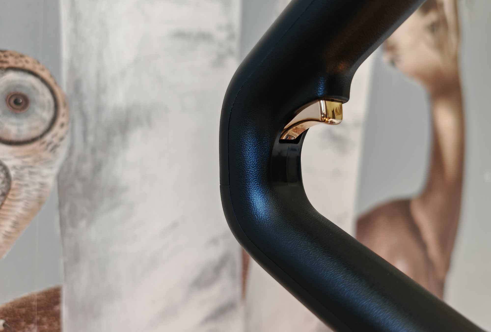 La gâchette sous la poignée déclenche le jet d’eau chaude sur les taches. © Labo Maison