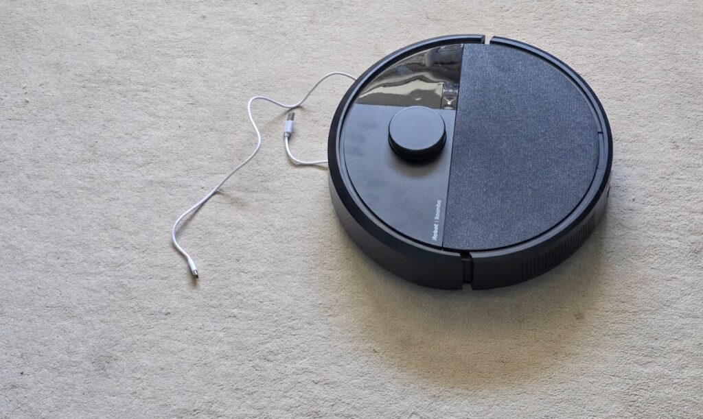 Le Roomba 405 percute un obstacle sans le détecter.