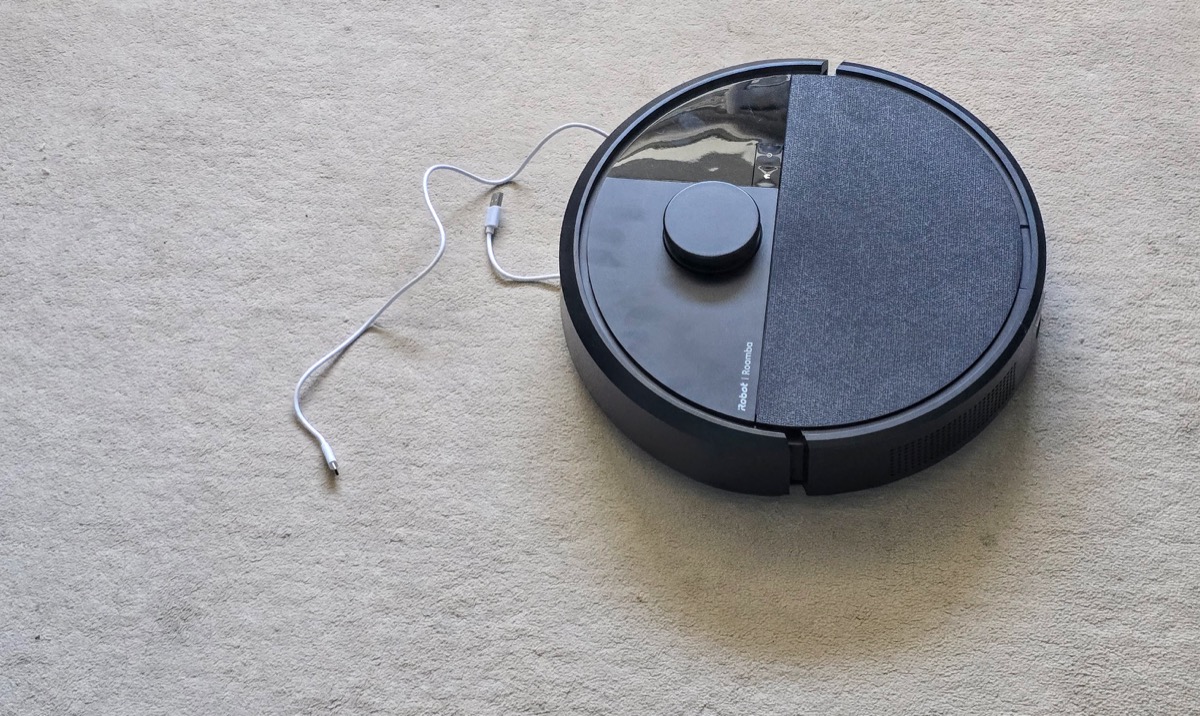 Le Roomba 405 percute un obstacle sans le détecter.