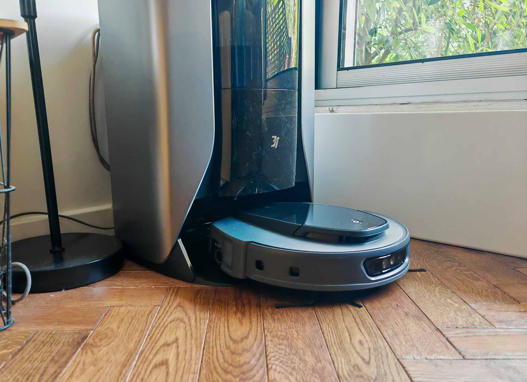 Le robot 3i S10 Ultra retourne automatiquement à sa station après le nettoyage.