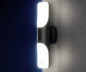 Eufy S100 : caméra extérieure 2-en-1 avec vidéo 2K et lumière intégrée, idéale pour la sécurité.