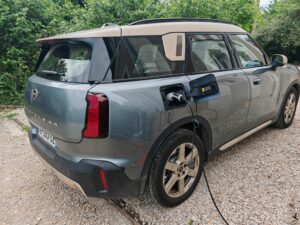 Voiture électrique branchée à une borne de recharge résidentielle
