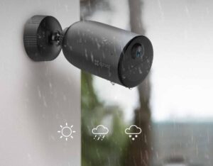 Caméra Ezviz EB3 résistante à la pluie, au vent, à la poussière et au gel grâce à l’IP65.