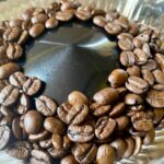 Café en grains dans une machine à café (c) Labo Maison