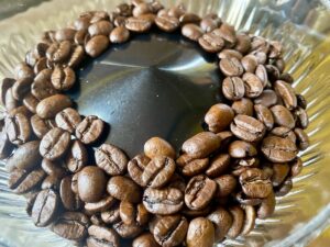 Café en grains dans une machine à café (c) Labo Maison