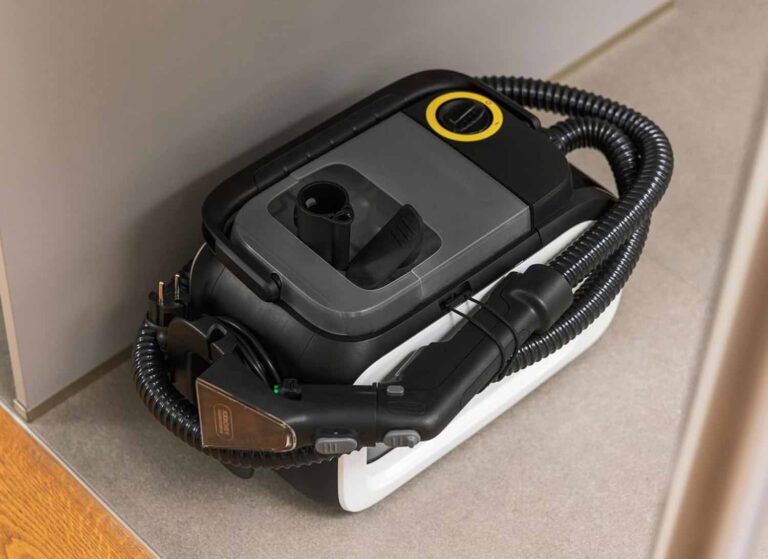 Compacte, filaire et efficace : la SE 3 Compact Floor nettoie tous les textiles en profondeur.