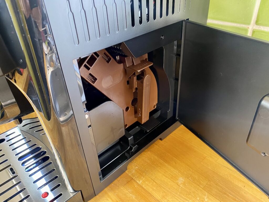 Les entrailles de la machine à café Lidl avec le bloc d'extraction et le bac à marc de café situé en dessous © Labo Maison