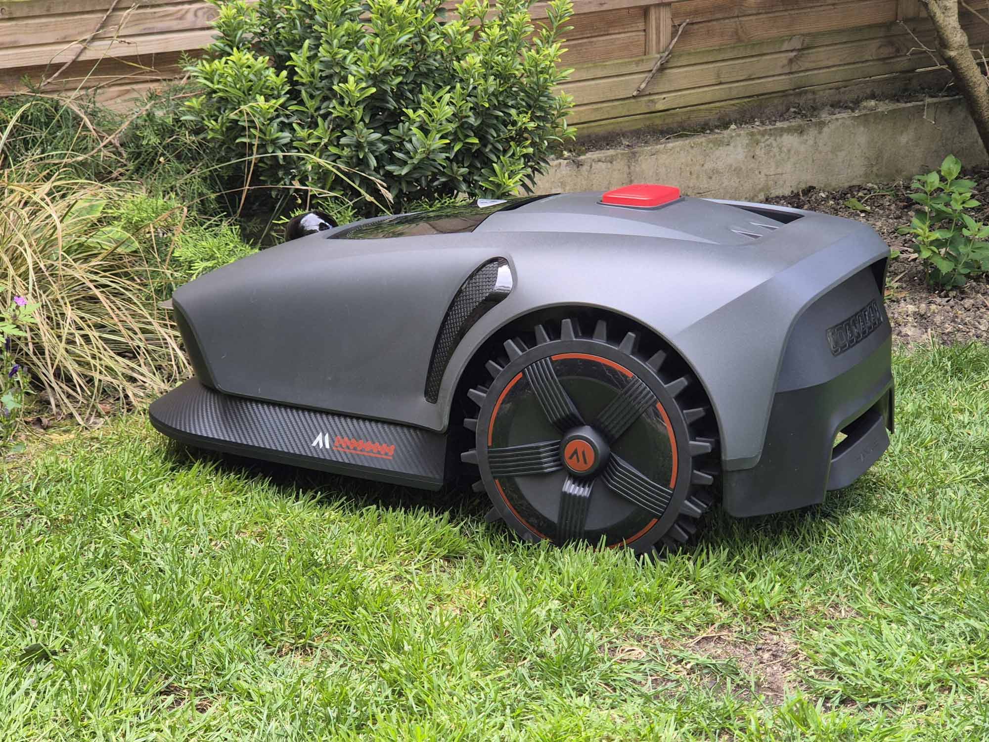 Robot tondeuse Mova 1000 sur terrain avec pente et herbe dense