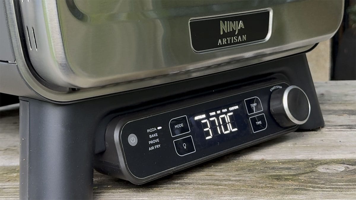 Panneau de commande du four à pizza Ninja Artisan montrant les modes Pizza, Bake, Prove et Airfryer sur l’écran numérique