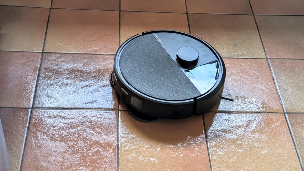 Le Roomba 405 nettoie uniquement le centre du sol.