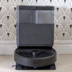 Le Roomba 405 installé dans sa station d’accueil.