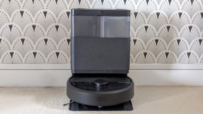Le Roomba 405 installé dans sa station d’accueil.