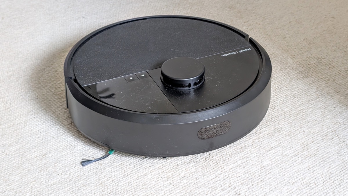 Le Roomba 405 Combo tente d’aspirer un tapis épais.