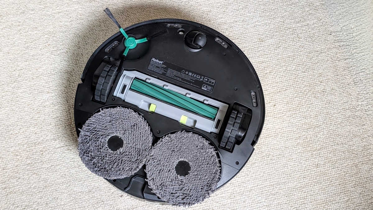 Vue du dessous du Roomba 405 avec les éléments de nettoyage.