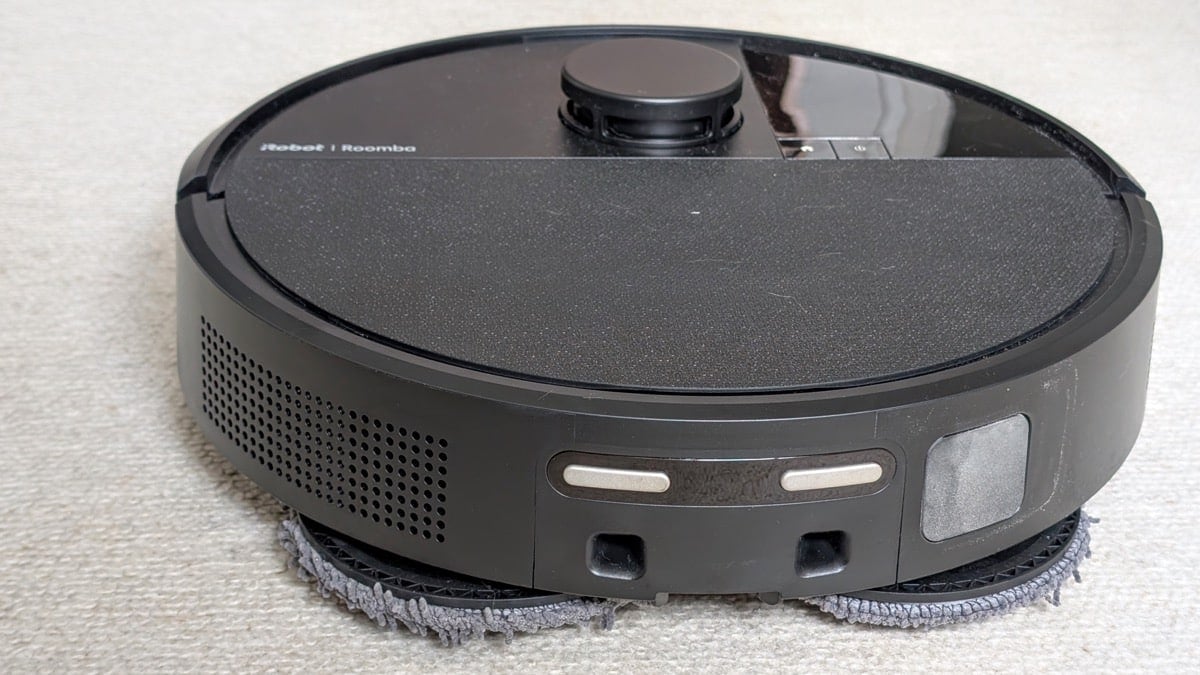 Patins de lavage relevés à l’arrière du Roomba 405.