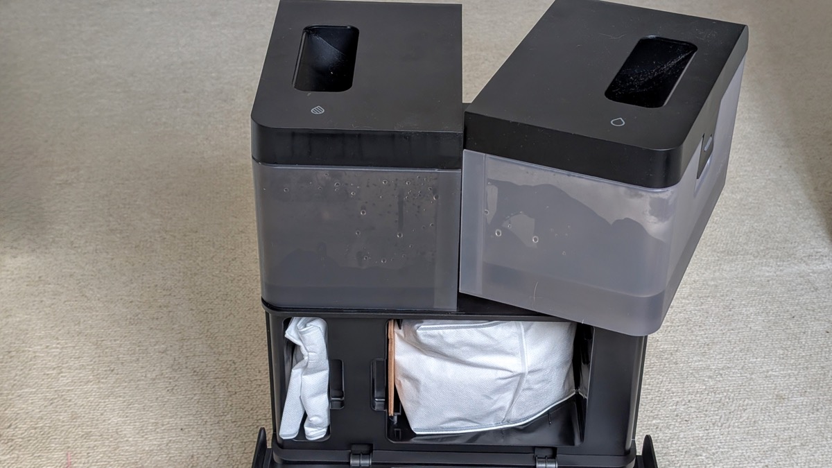 Deux sacs à poussière dont un fourni en supplément.