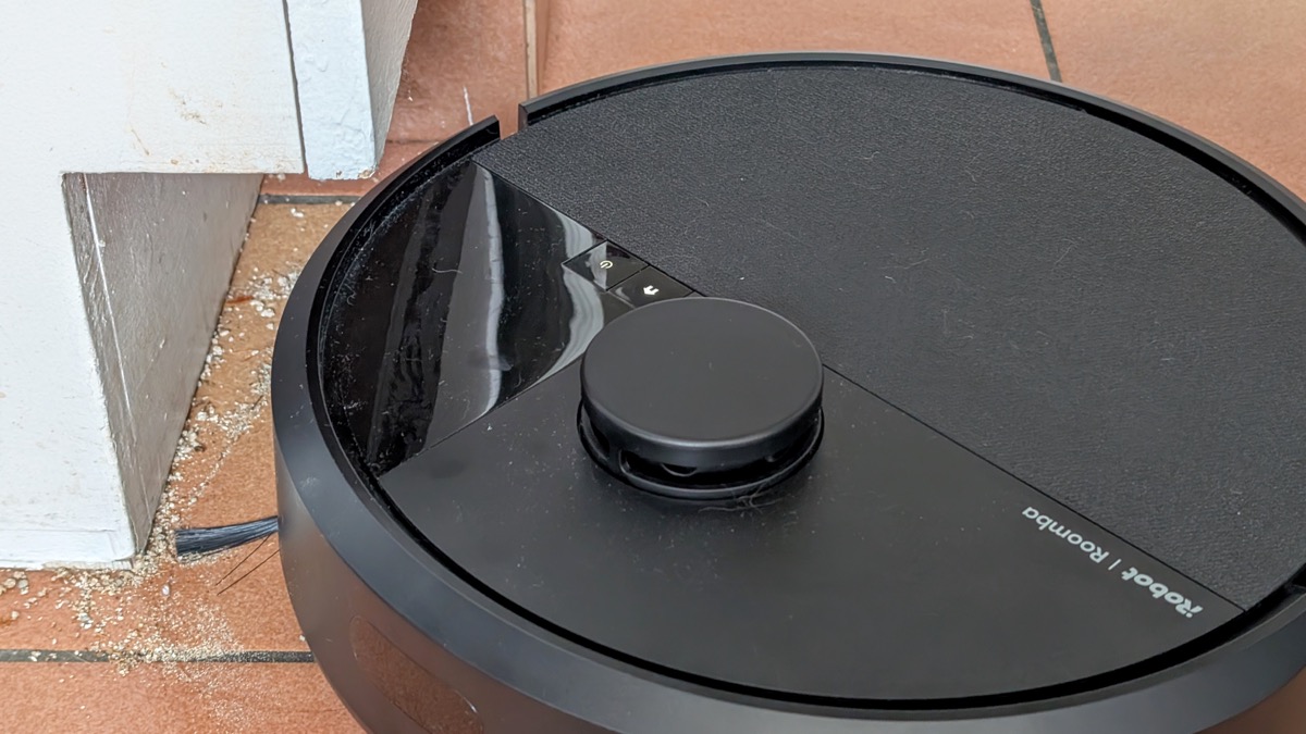La brosse latérale du Roomba 405 projette les débris.